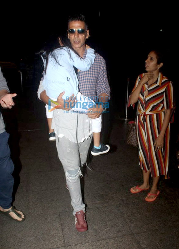akshay kumar and twinkle khanna snapped at the airport 1 4