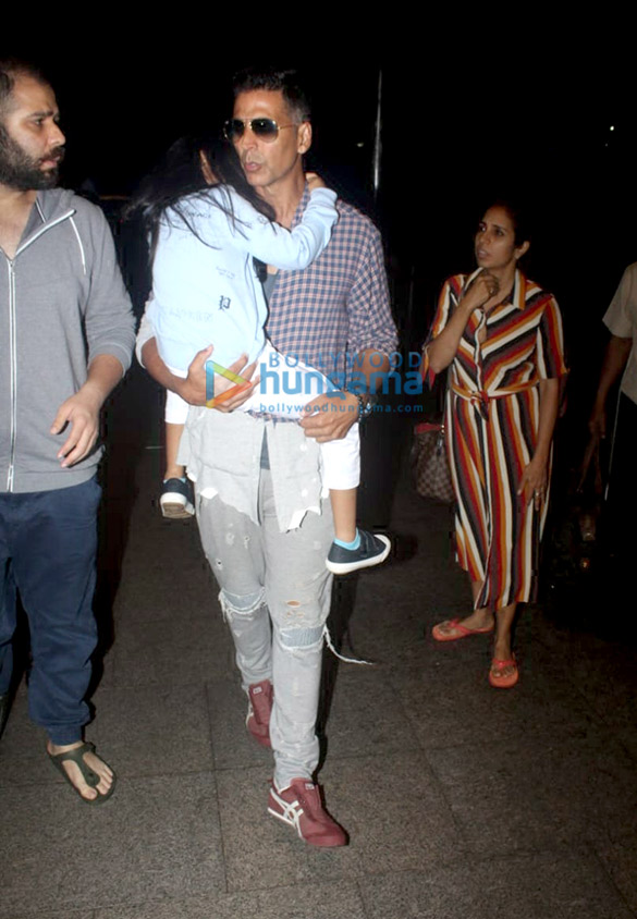 akshay kumar and twinkle khanna snapped at the airport 5 4