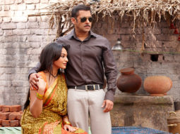 Dabangg 3: Salman Khan and Sonakshi Sinha get mobbed by fans on the sets in Phaltan