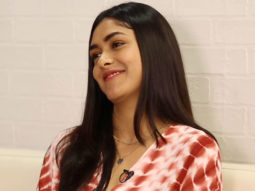 HILARIOUS Mrunal Thakur: SRK or HRITHIK? | LOOKS or INTELLIGENCE? | Super 30 | Trickiest Rapid Fire