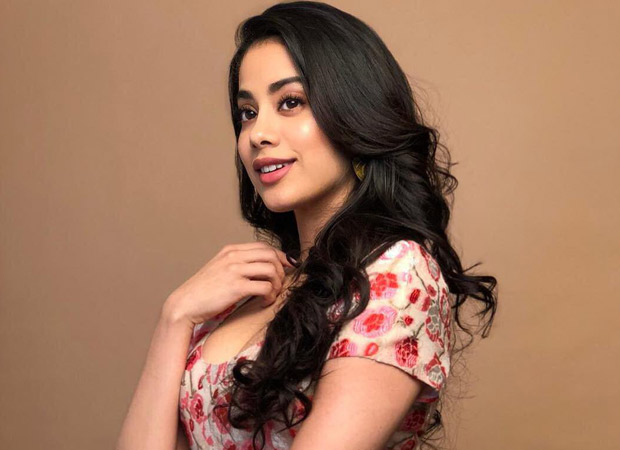 Janhvi Kapoor receives a special note on the sets of RoohiAfza Janhvi Kapoor receives a special note on the sets of RoohiAfza