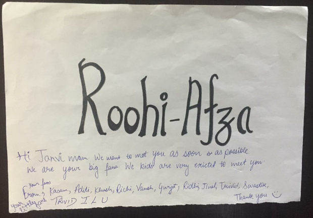 Janhvi Kapoor receives a special note on the sets of RoohiAfza Janhvi Kapoor receives a special note on the sets of RoohiAfza