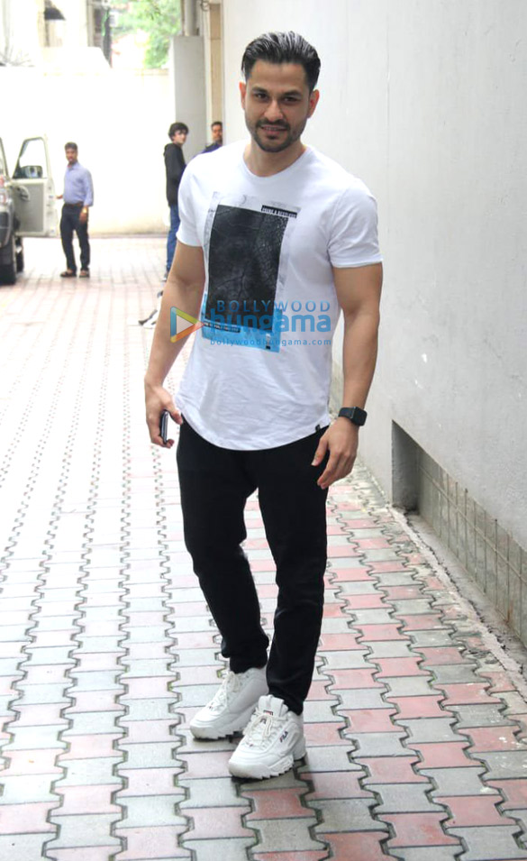 kunal khemu spotted at the vs office 1