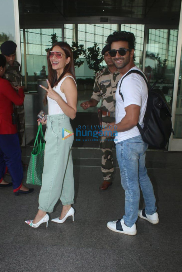 photos akshay kumar aftab shivdasani and others snapped at the airport 5