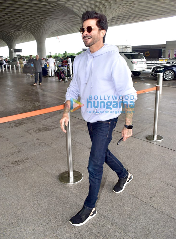 photos akshay kumar pooja hegde anil kapoor and others snapped at the airport 7