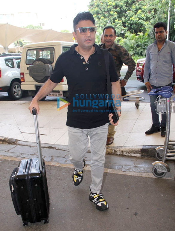 photos akshay kumar pooja hegde anil kapoor and others snapped at the airport12