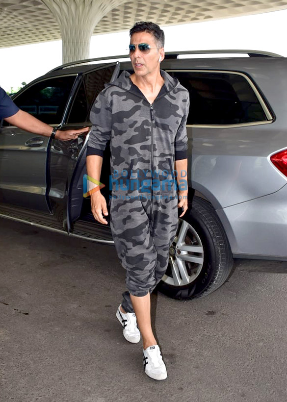 photos akshay kumar snapped at the airport 1