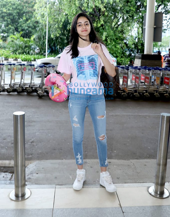 photos ananya pandey shatrughan sinha and others snapped at the airport 5