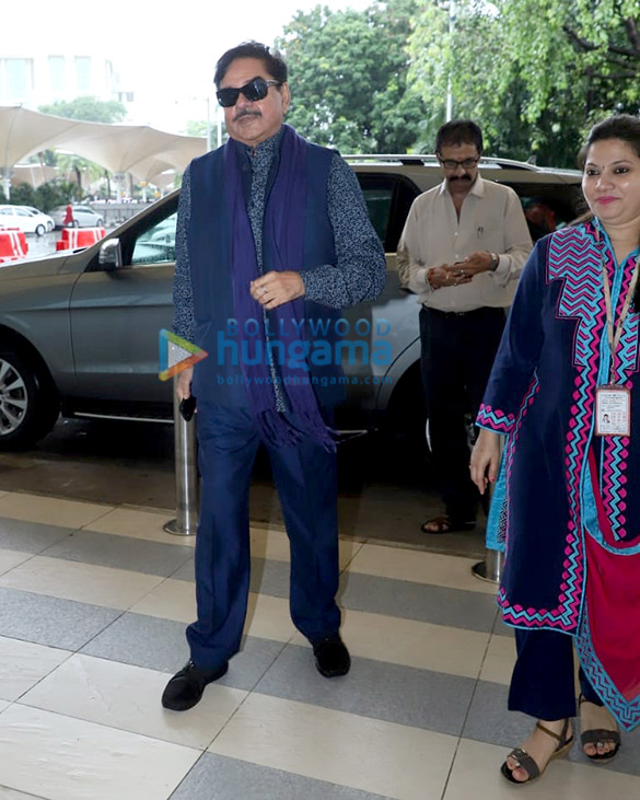 photos ananya pandey shatrughan sinha and others snapped at the airport 6