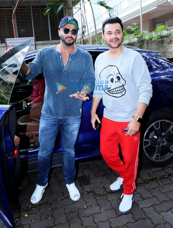 Photos: Arjun Kapoor, Sanjay Kapoor, Shanaya Kapoor and others spotted at Anil Kapoor’s house Photos: Arjun Kapoor, Sanjay Kapoor, Shanaya Kapoor and others spotted at Anil Kapoor’s house