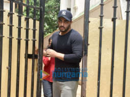 Photos: Arjun Kapoor and Kriti Kharbanda snapped at a clinic in Juhu