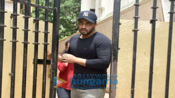Photos: Arjun Kapoor and Kriti Kharbanda snapped at a clinic in Juhu