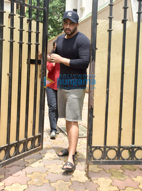 Photos: Arjun Kapoor and Kriti Kharbanda snapped at a clinic in Juhu