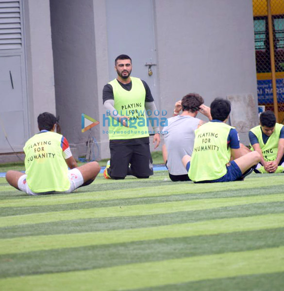 photos arjun kapoor and mahendra singh dhoni snapped during a football match practice 5