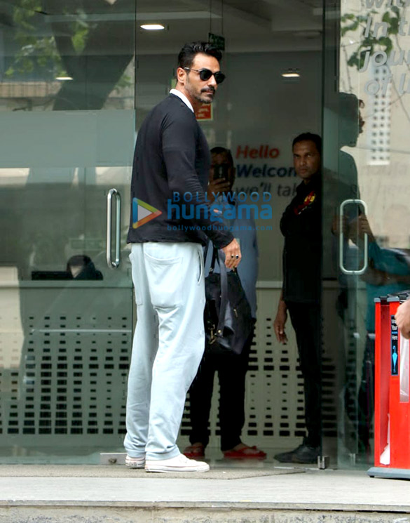 photos arjun rampal snapped at hinduja hospital 2