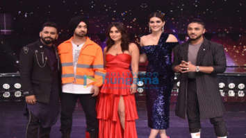 Photos: Diljit Dosanjh and Kriti Sanon snapped promoting Arjun Patiala on sets of Dance India Dance