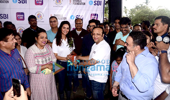 Photos: Esha Gupta spotted at a Clean Up Drive with Aditya Thackeray Photos: Esha Gupta spotted at a Clean Up Drive with Aditya Thackeray