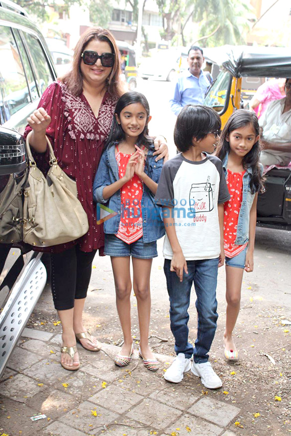 photos farah khan snapped with her kids at kromakay salon in juhu 1