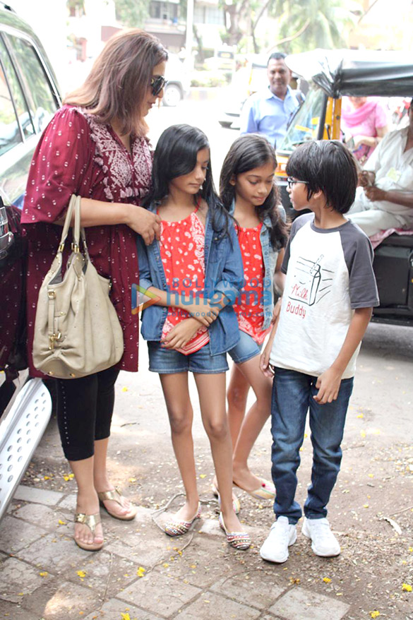 photos farah khan snapped with her kids at kromakay salon in juhu 3