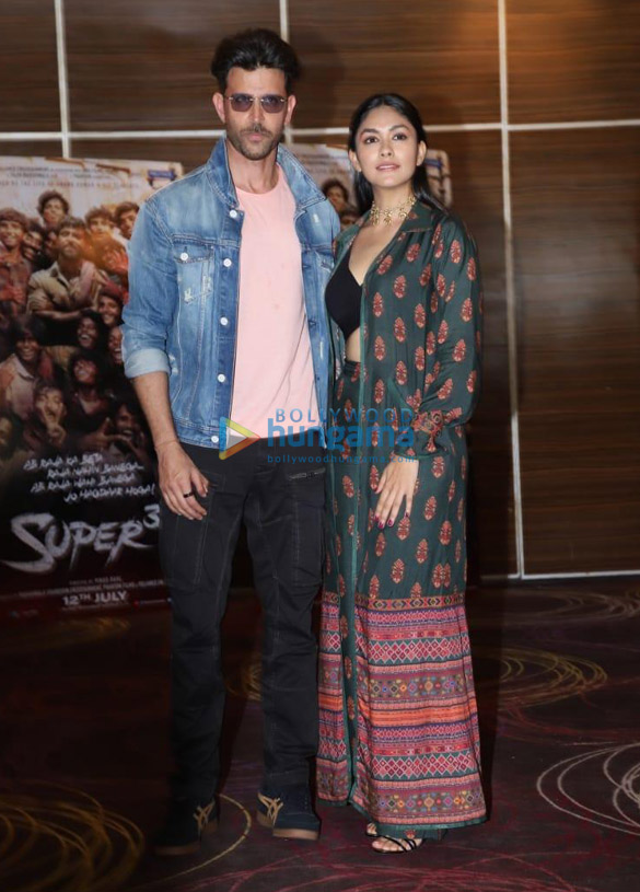 photos hrithik roshan and mrunal thakur snapped at super 30 promotional event 01