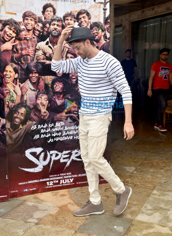 Photos: Hrithik Roshan and Mrunal Thakur snapped during Super 30 promotions