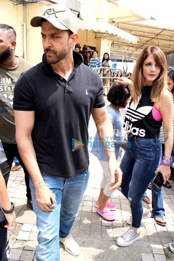 photos hrithik roshan snapped with family at pvr juhu 5