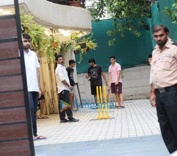 photos ibrahim ali khan snapped playing cricket at home 3