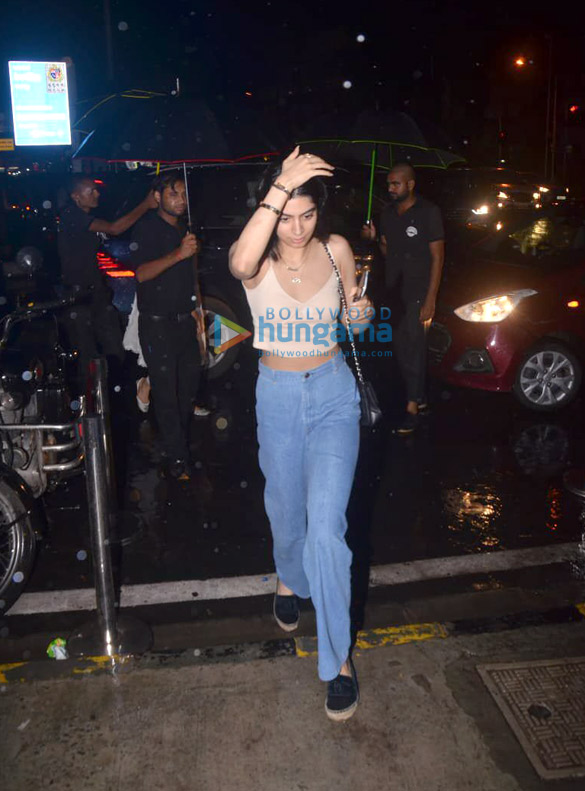 photos janhvi kapoor and khushi kapoor spotted at bastian in bandra 2