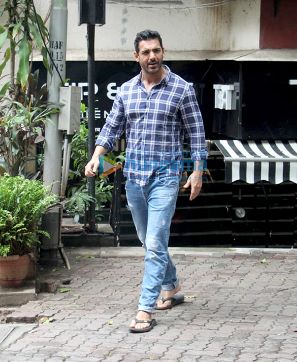 photos john abraham spotted at tip toe in juhu 1