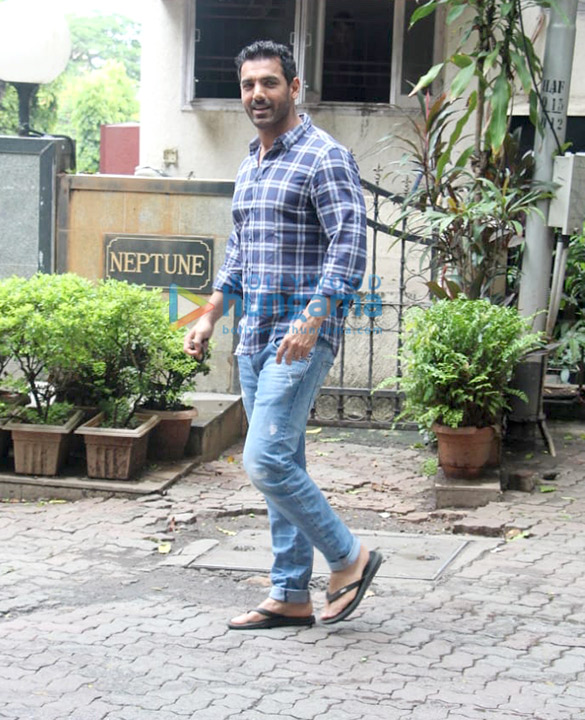 photos john abraham spotted at tip toe in juhu 3