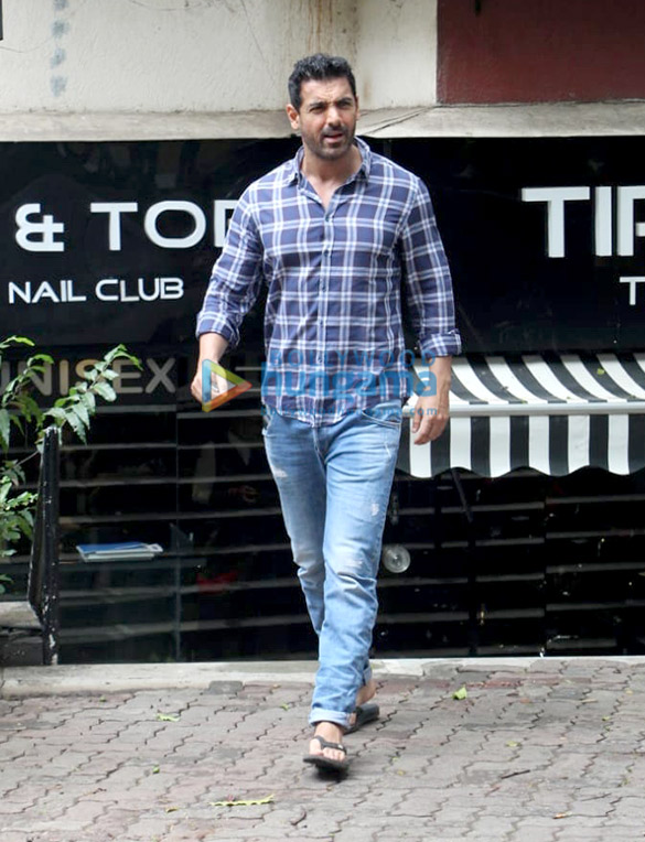 photos john abraham spotted at tip toe in juhu 6