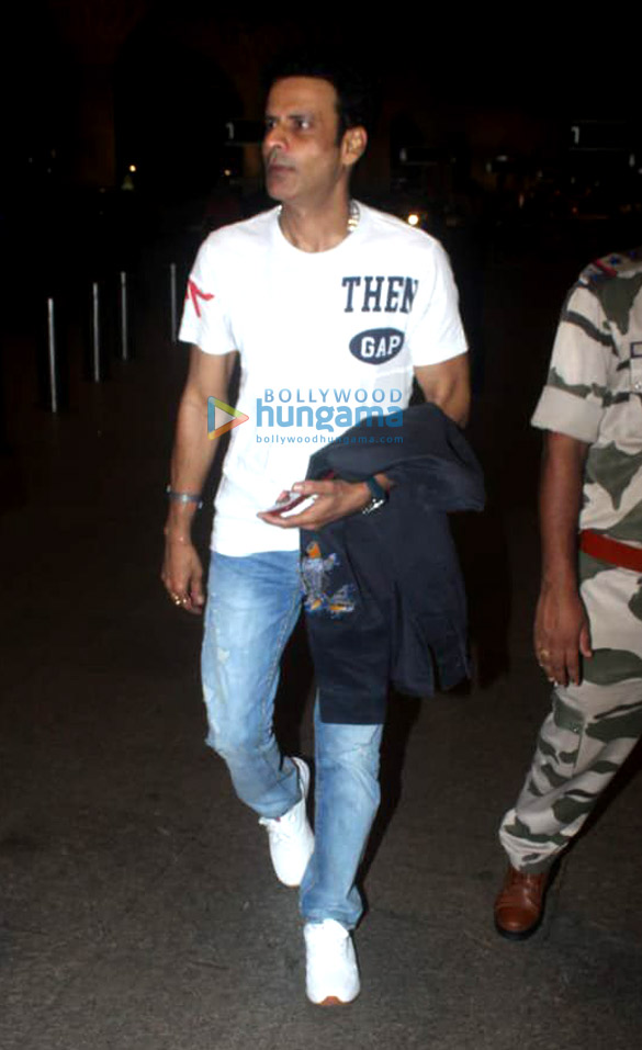 photos kareena kapoor khan mahima choudhary gulshan grover and manoj bajpayee snapped at the airport 3