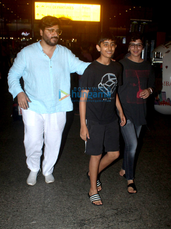 photos kareena kapoor khan sonali bendre goldie behl and others snapped at the airport 2