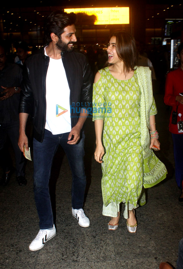photos kartik aaryan sara ali khan and sunny deol snapped at the airport 1