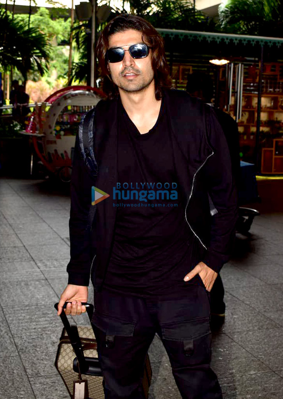 photos kartik aaryan sara ali khan sunny leone and others snapped at the airport 2