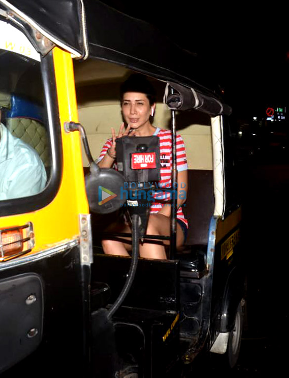 Photos: Kim Sharma snapped taking a rickshaw ride in Bandra