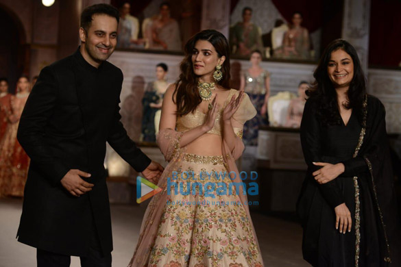 photos kriti sanon turns showstopper for shyamal and bhumika at india couture week 2019 1
