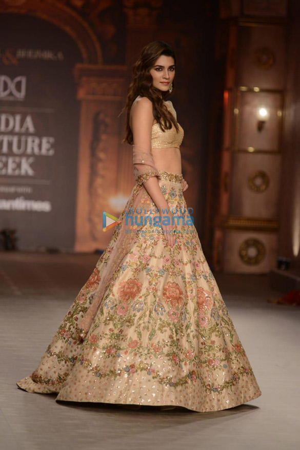photos kriti sanon turns showstopper for shyamal and bhumika at india couture week 2019 2