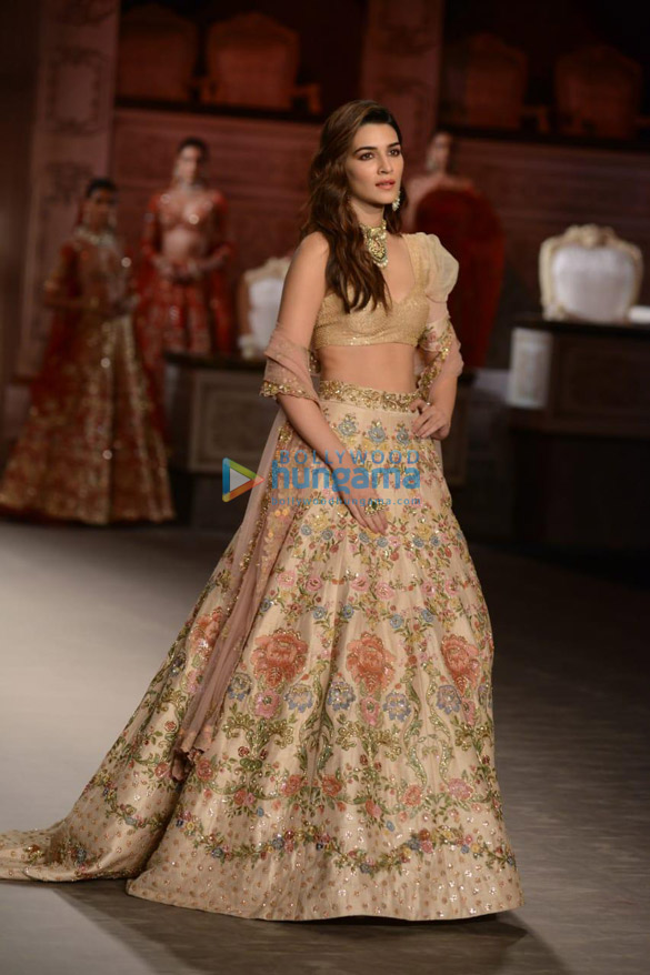 photos kriti sanon turns showstopper for shyamal and bhumika at india couture week 2019 3