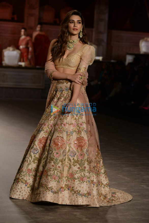 photos kriti sanon turns showstopper for shyamal and bhumika at india couture week 2019 4