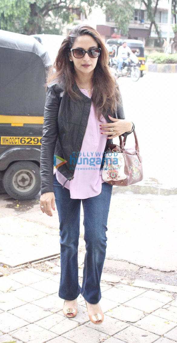 photos madhuri dixit spotted at kromakay salon in juhu 3