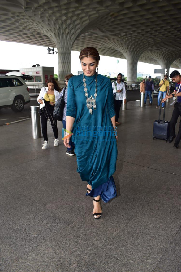 photos raveena tandon and chahat khanna snapped at the airport 1