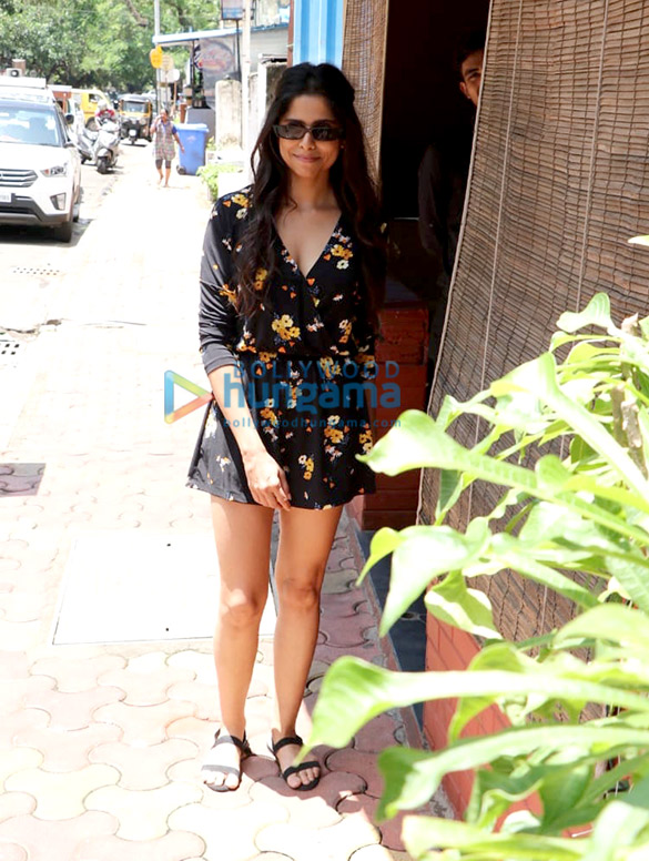 photos sai tamhankar spotted at farmers cafe in bandra 1