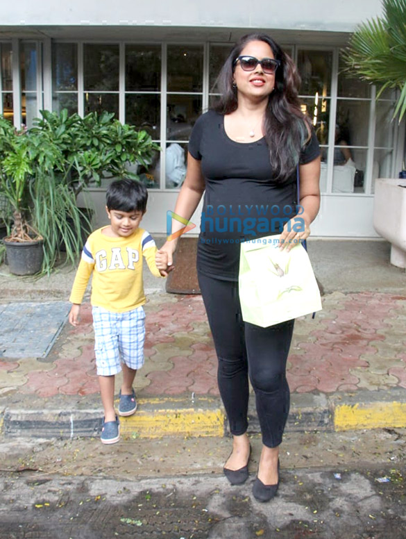 photos sameera reddy spotted at sequel in bandra 2