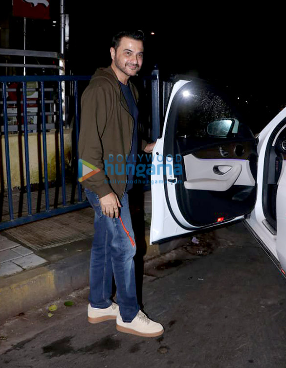 photos sanjay kapoor snapped with his family at pvr juhu 4