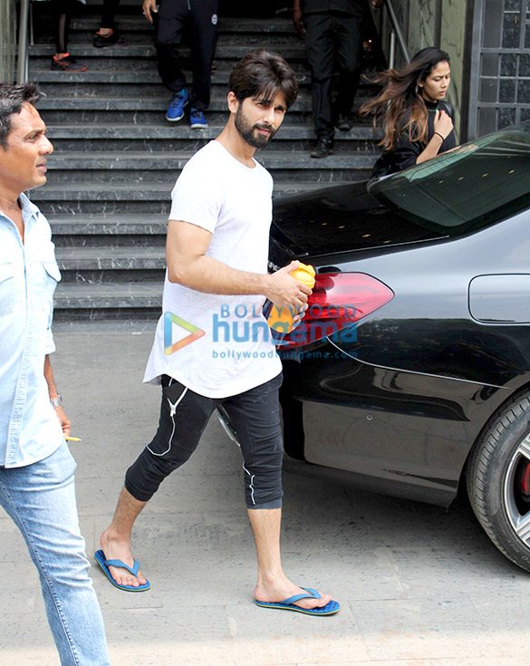 photos shahid kapoor and mira rajput snapped at the gym in juhu 3