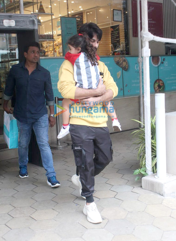 photos shahid kapoor and misha kapoor snapped at foodhall in khar 3