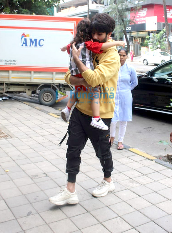 photos shahid kapoor and misha kapoor snapped at foodhall in khar 4