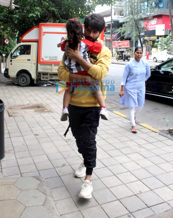 photos shahid kapoor and misha kapoor snapped at foodhall in khar 5