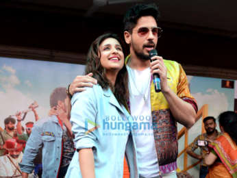 Photos: Sidharth Malhotra and Parineeti Chopra snapped promoting their film Jabariya Jodi at National College in New Delhi